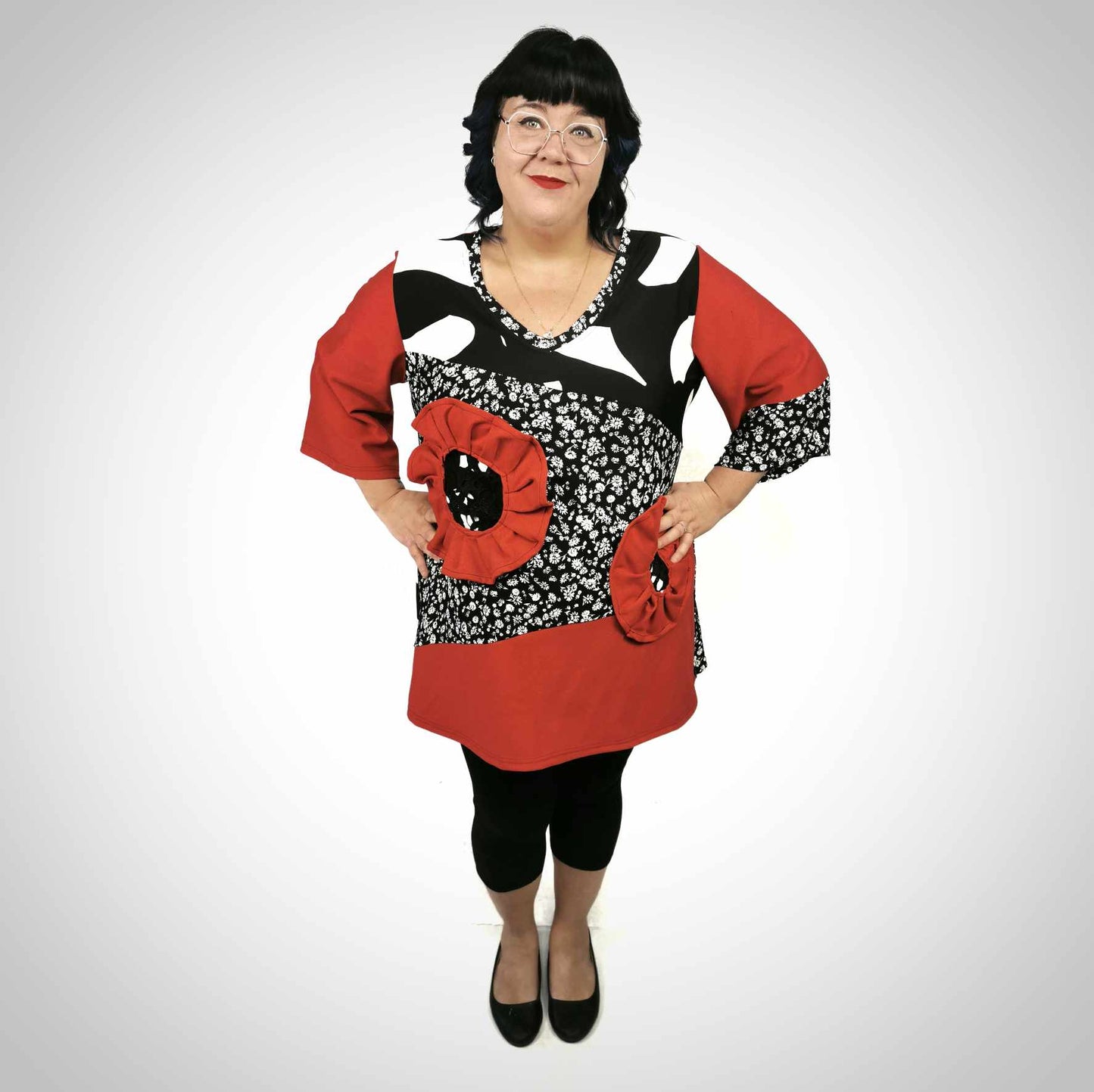 Chandail taille plus tissu recyclé rouge et imprimé noir et blanc