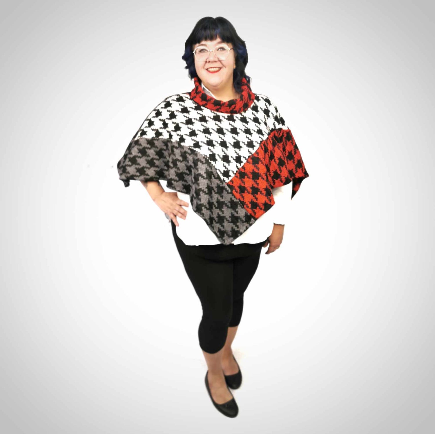 Petite cape poncho à carreaux rouge blanc et gris