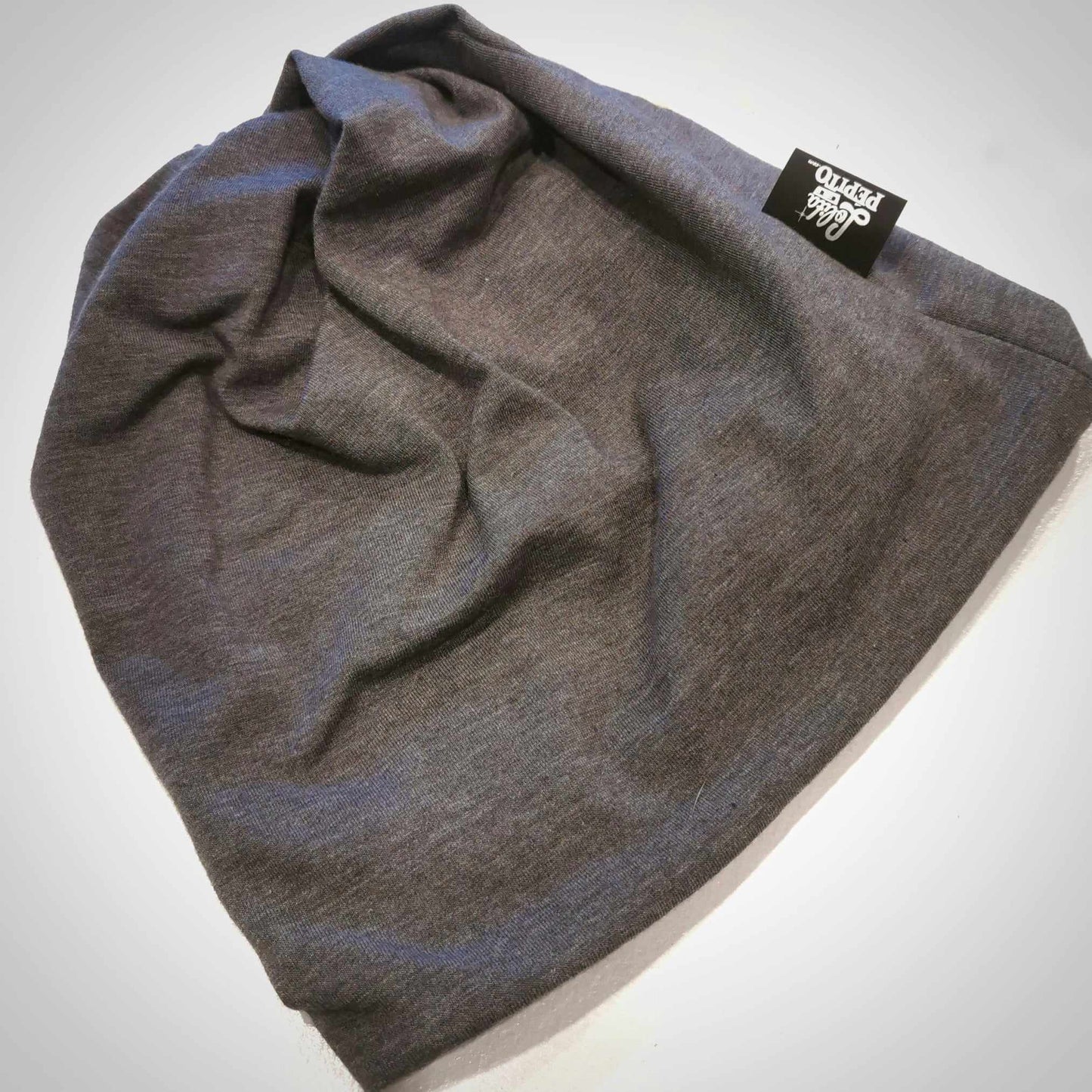 Tuque avec trou pour queue de cheval grise