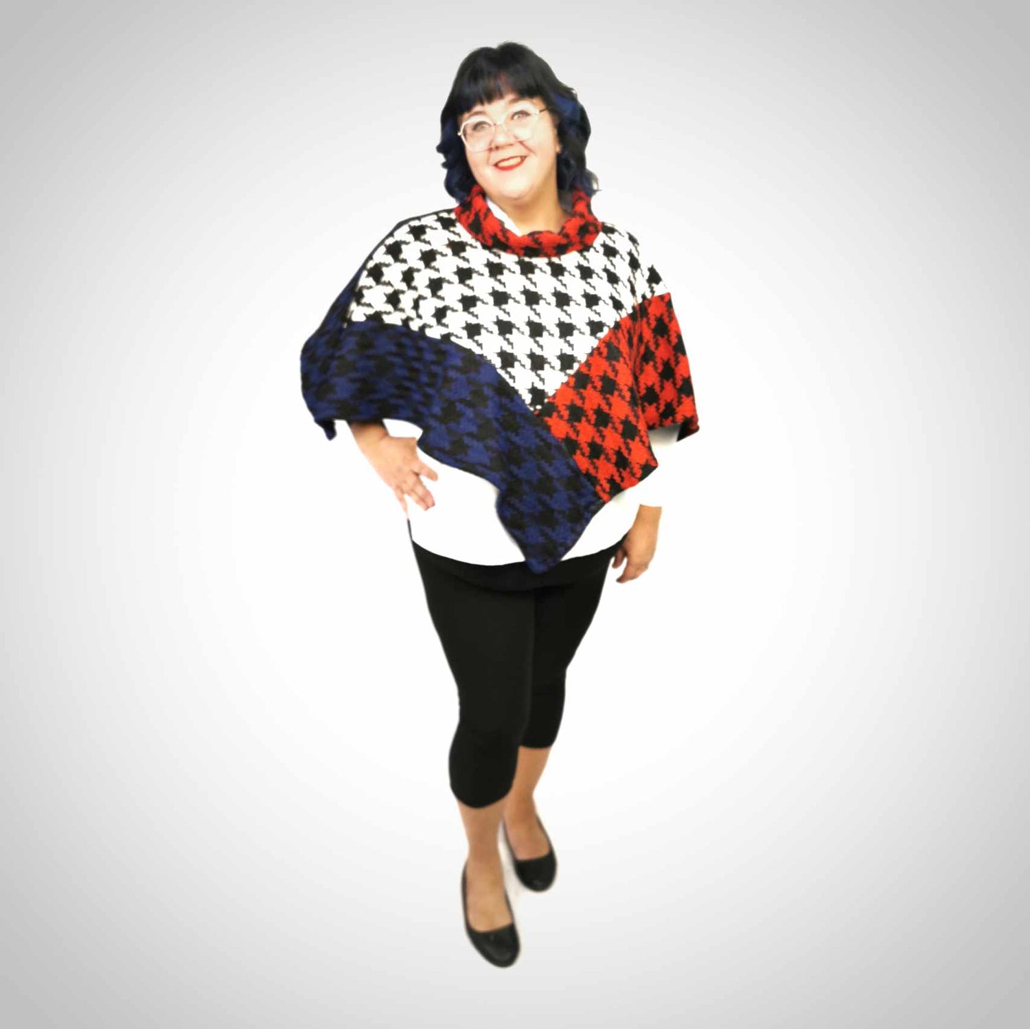 Petite cape poncho à carreaux rouge, blanc et bleu