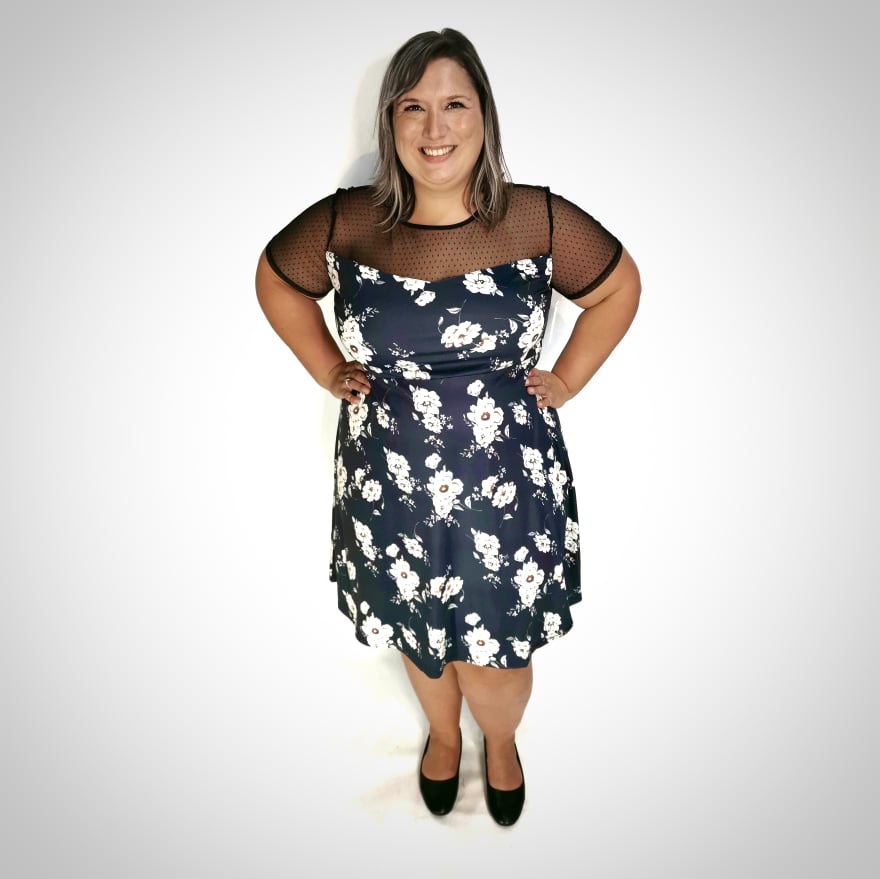 Robe fleurie avec manches en résille