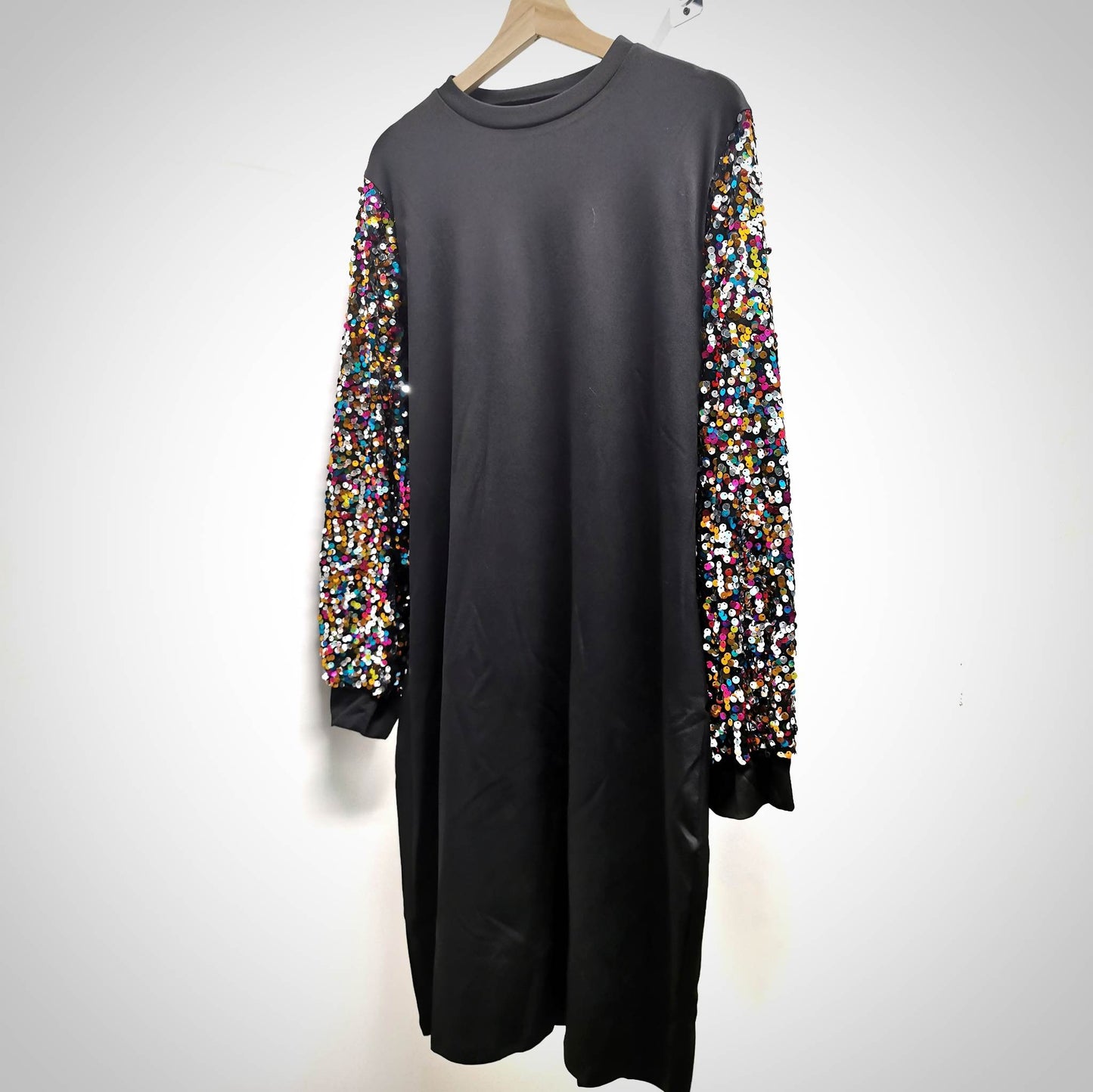 Robe noire à manches de paillettes