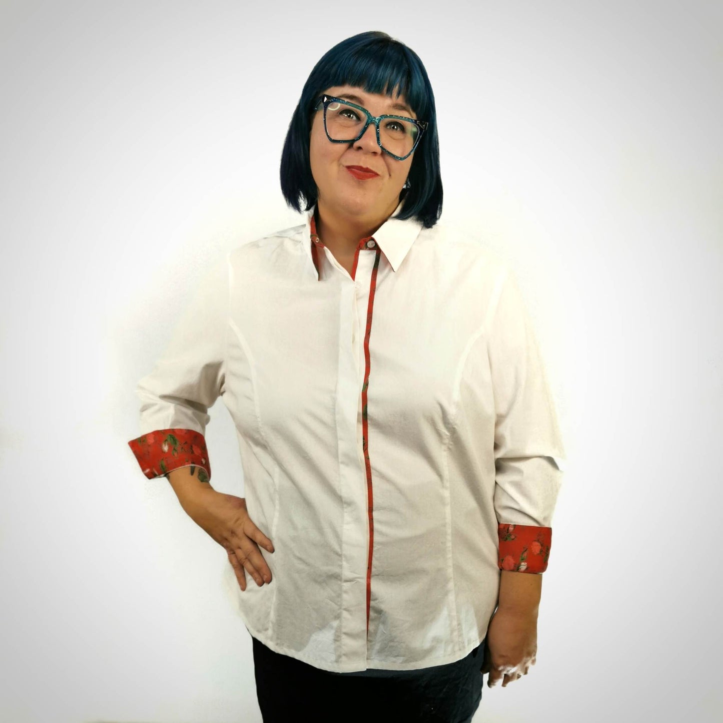 Blouse blanche avec accents rouges