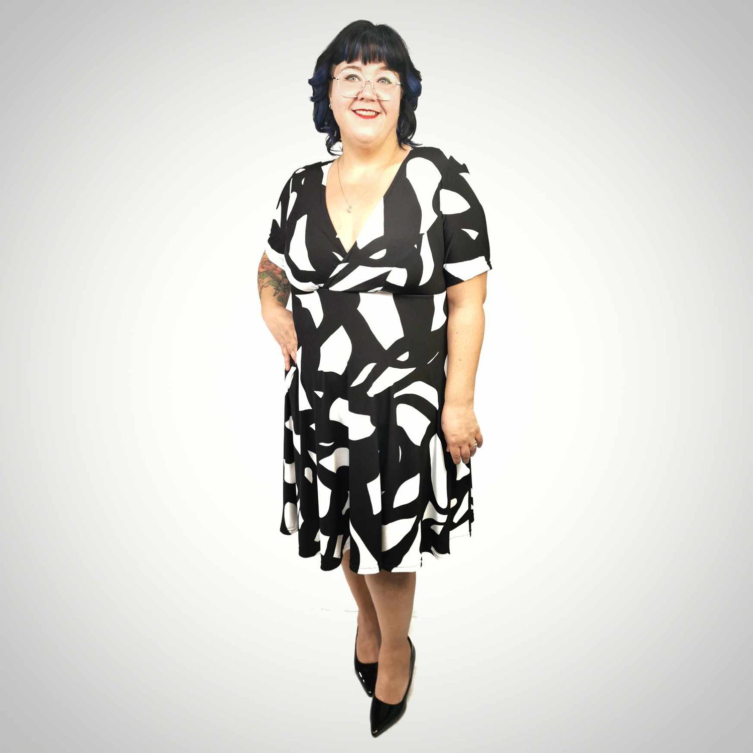 Robe taille plus cache-coeur imprimé noir et blanc