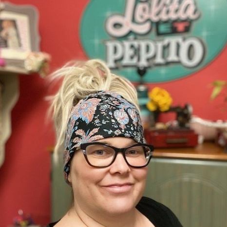 Tuque avec trou pour queue de cheval fleuri