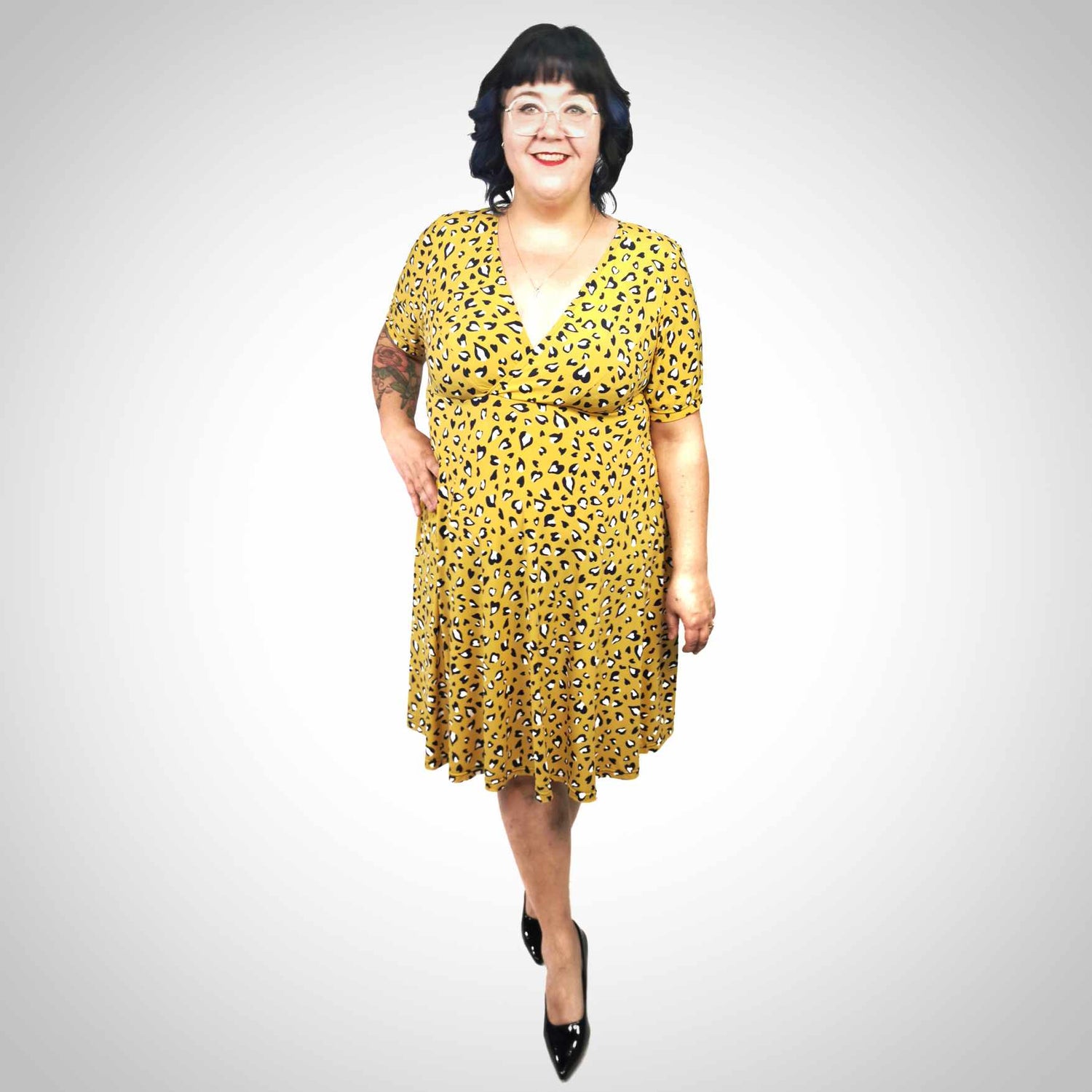 Robe taille plus cache-coeur léopard bleu marin sur jaune