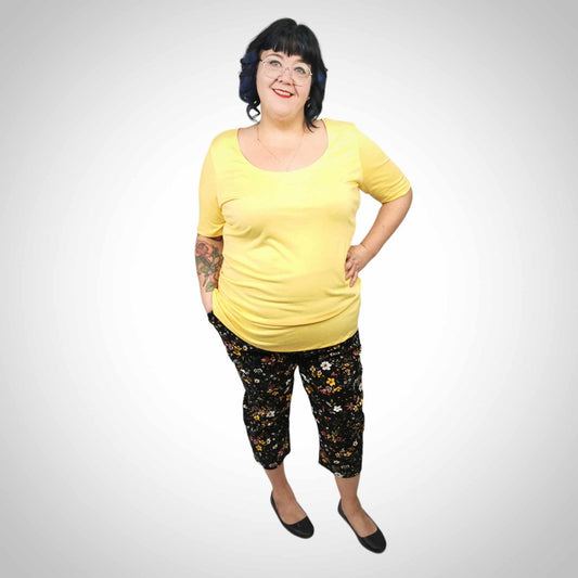 Pantacourt taille plus fleuri tons de jaune sur noir