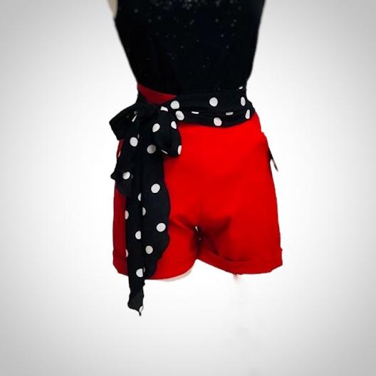 Short taille plus attachant à l'arrière rouge