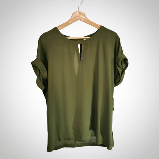 T-shirt vert boutonné au dos